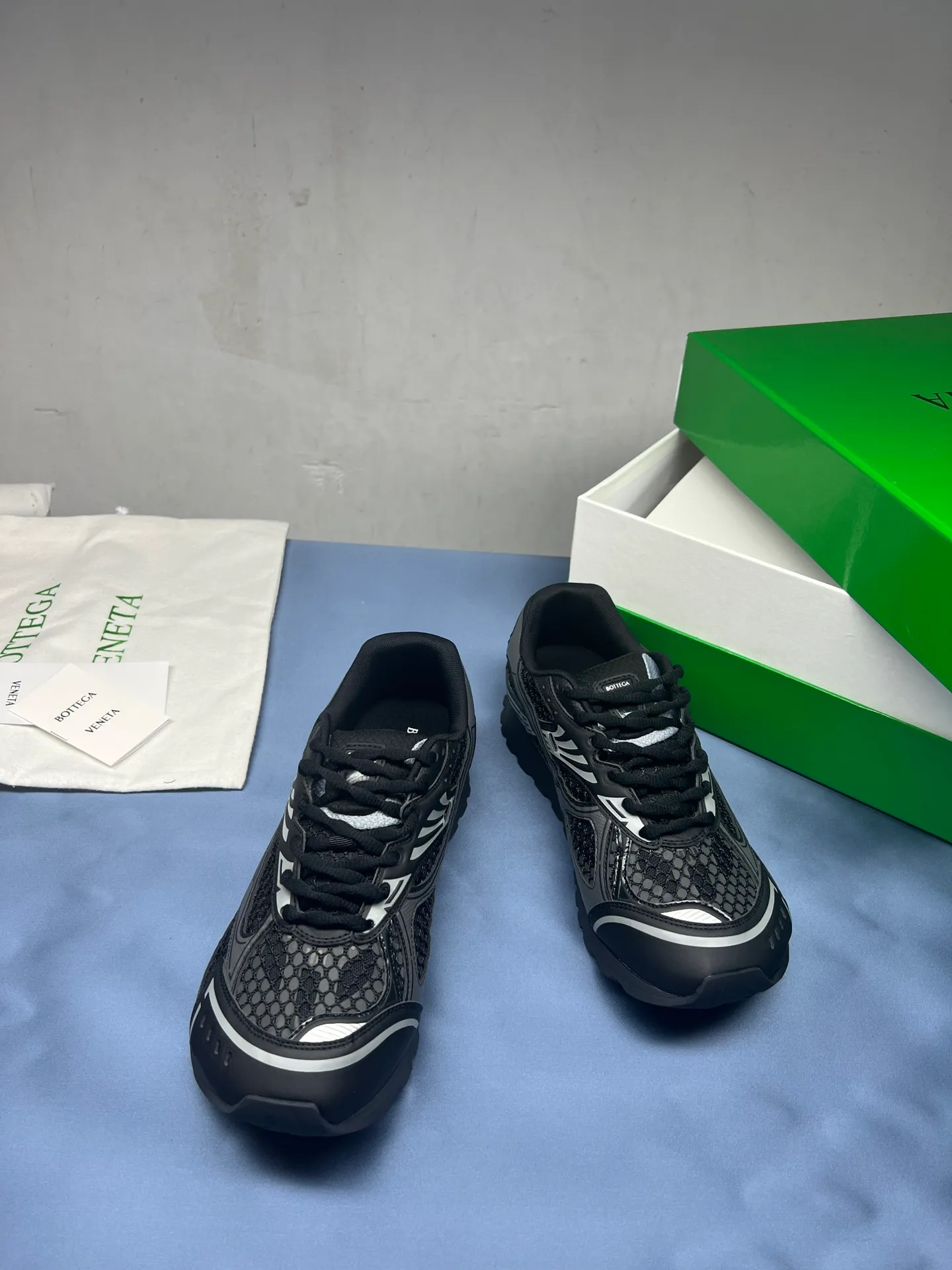👟👟Ex-factory price 600👟👟 Men's size +10 Real photos 🔥🔥BV Orbit sneakers Wang Yibo's same style couple's dad shoes Runner sneakers, made of lightweight technical mesh fabric. Matched with geometric pattern designed rubber outsole, Wang Zha series high version. Look for the package technology. It is actually a lot taller, but the legs are still slim. Very nice, playable and durable. Matched to the standard💯 Package shoe technology. Look for the high version. The outsole is made of color-blocked TPU outsole. Women's model 35 36 37 38 39 40 41 42 (40 41 42 43 44 45 customized) (Customer logo can be accepted without refund or exchange at a favorable price) Equipped with original packaging